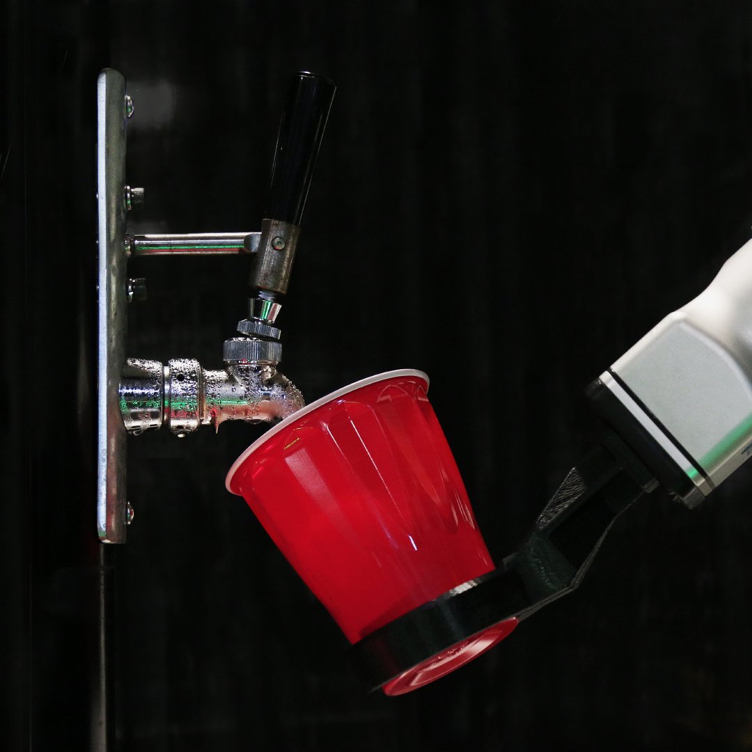 SOCIAL_BEERBOT_POURING_DRINK